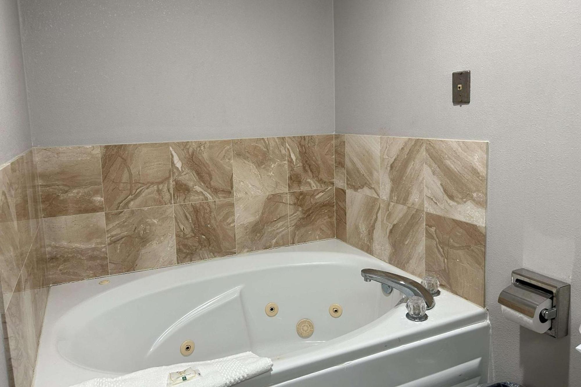 Quality Inn & Suites Tarboro - Kingsboro Buitenkant foto